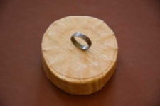 Pierścień wykonany dla upamiętnienia jubileuszu 50-lecia działalności literackiej Józefa Ignacego Kraszewskiego