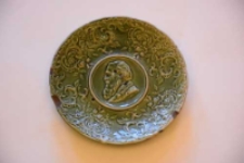 Talerz fajansowy z wizerunkiem Józefa Ignacego Kraszewskiego